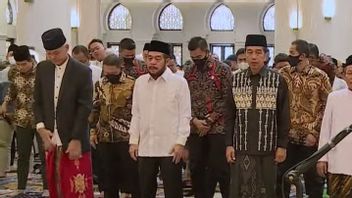 Jokowi And Ganjar Perform Eid Prayers At The Sheikh Zayed Mosque In Solo