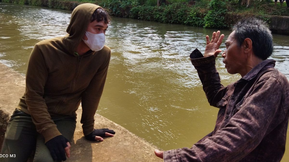وكان والدا الصبي الذي جرفته المياه في نهر كاليمالانج قد سحبا ملابس ابنه، ولكن تم خلعه لأن حياته كانت مهددة أيضا.