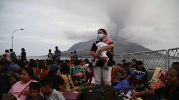 露天火山爆发,政府继续疏散9,000名居民