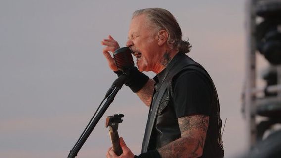 Metallica Batalkan Dua Konser untuk Pemulihan James Hetfield