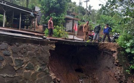 Jalan di Trenggalek Longsor, BPBD Pasang Pengaman Sementara Antisipasi Pengendara Nekat Melintas