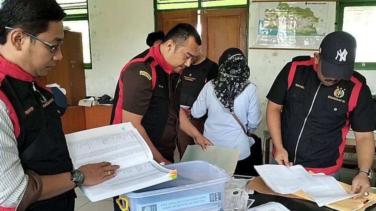 Kejari Sukabumi Geledah SMP Asy-Syahadatan Kabandungan 与BOS基金腐败案 有关