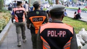 470 Satpol PP Jakpus Dilengkapi Jas Hujan Ikut Mengamankan Perayaan Natal