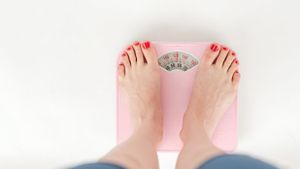 Cara Manjaga Berat Badan Tetap Ideal di Momen Liburan Akhir Tahun