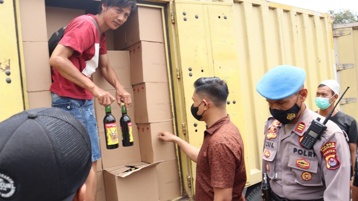 Polisi Gagalkan Pengiriman Ribuan Botol Miras di Wilayah Pandeglang