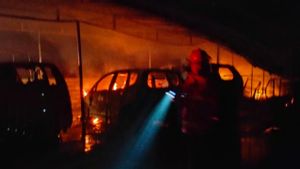 Bengkel di Denpasar Terbakar, Sejumlah Mobil Ludes Dilalap Api