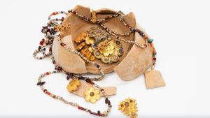 Les trésors des pèlerins de La Mecque ont été trouvés en Arabie saoudite, contenant de l'or et des pierres précieuses