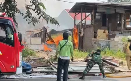 Kabel Udara Korslet, Bangunan Kosong di Cipayung Terbakar Nyaris Merambat ke Toko Material