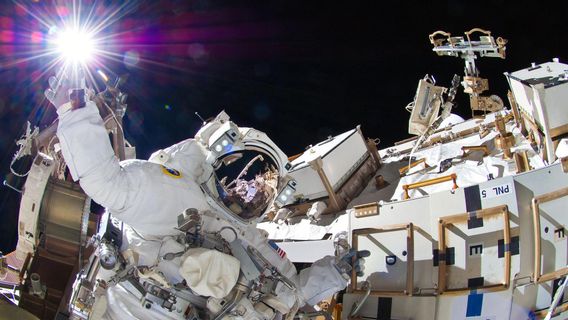NASA Uji Coba Pakaian Anti Panas Berpendingin Air di ISS, Misi Awal ke Bulan