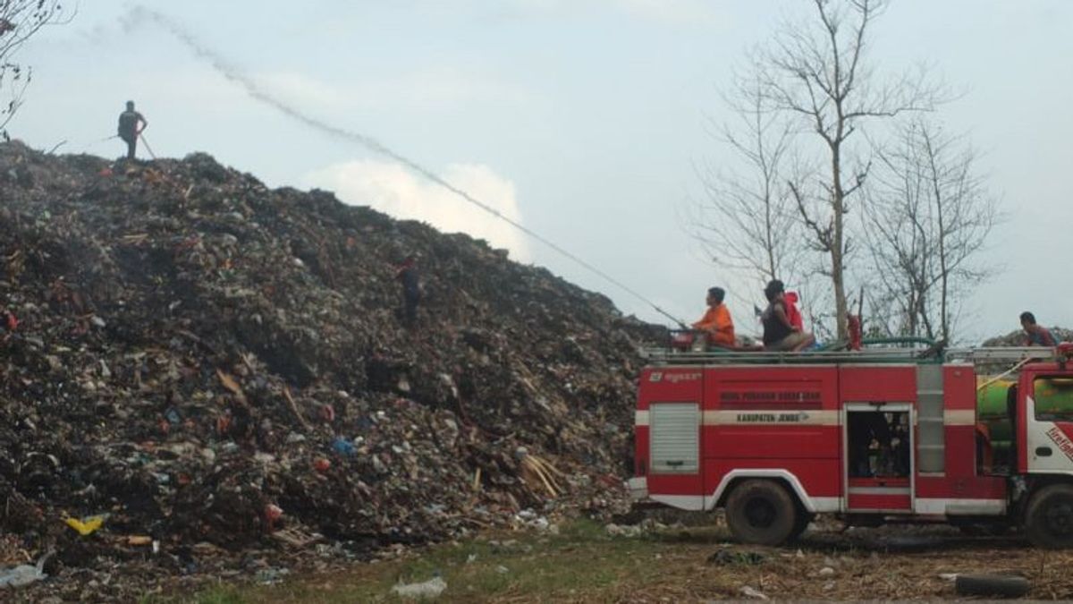 Pakusari Jember垃圾填埋场的垃圾堆火灾在7天后开始熄灭