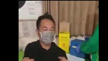 Man In Black Shirt Goes Viral, Tense To Read Qonut And Verse Chair When Injected
