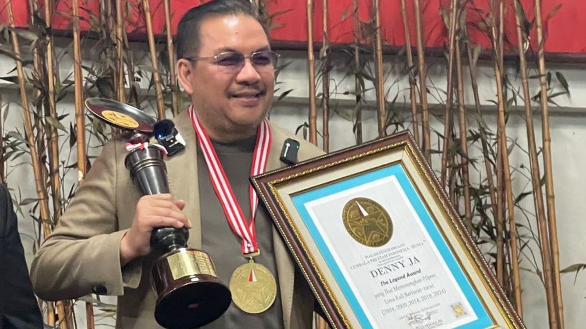 Denny JA Terima The Legend Award Memenangkan Pilpres Lima Kali Berturut-Turut