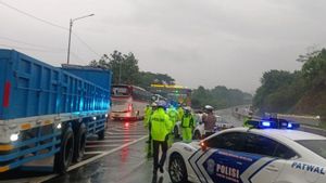    Truk Rem Blong Berkecepatan Tinggi Saat Tabrak Kendaraan di Jalan Turunan Tol Cipularang