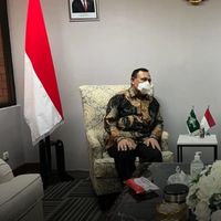 Kpk主席Firli Bahuri今天早上来到PBNU总部，会见了他的老朋友Gus Yahya