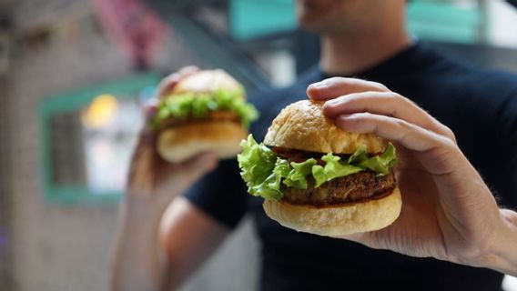 Stres dan Pola Makan Tidak Terkontrol, Mungkin Kamu Mengalami 'Emotional Eating'