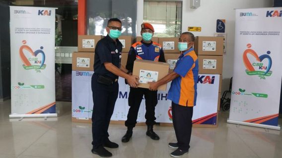 198 Porters In Surabaya Operation Area Receive Prizes From KAI