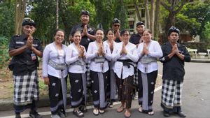 Muncul Pecalang Wanita, Awasi Busana Pengunjung Pura di Bali