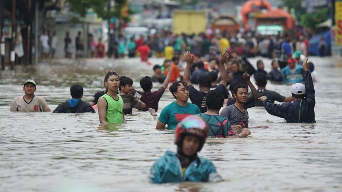 En raison de fortes pluies, 13 zones du Tangerang ont été inondées