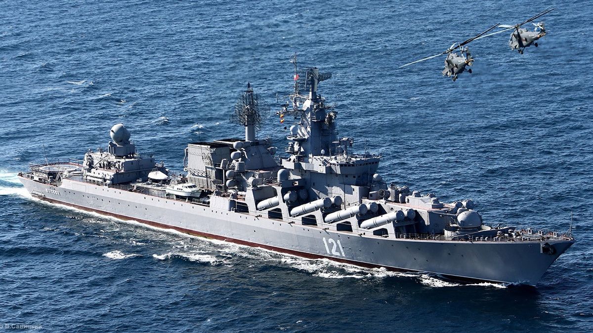 俄罗斯的莫斯科导弹巡洋舰121着火，船员在黑海撤离，乌克兰声称它被海王星导弹击中