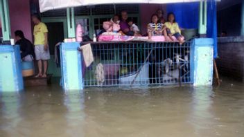 آلاف المنازل في كاراوانغ غمرتها فيضان النهر