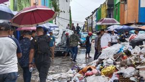 Pj Wali Kota Ambon Memulai Tugas Cek Tumpukan Sampah di Pasar Mardika yang Mengganggu