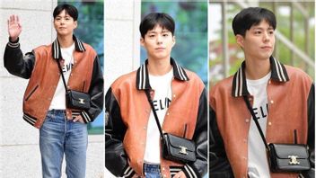 Hitting Gender Boundaries, Park Bo Gum Still Strong Carrying Women's Sling Bags