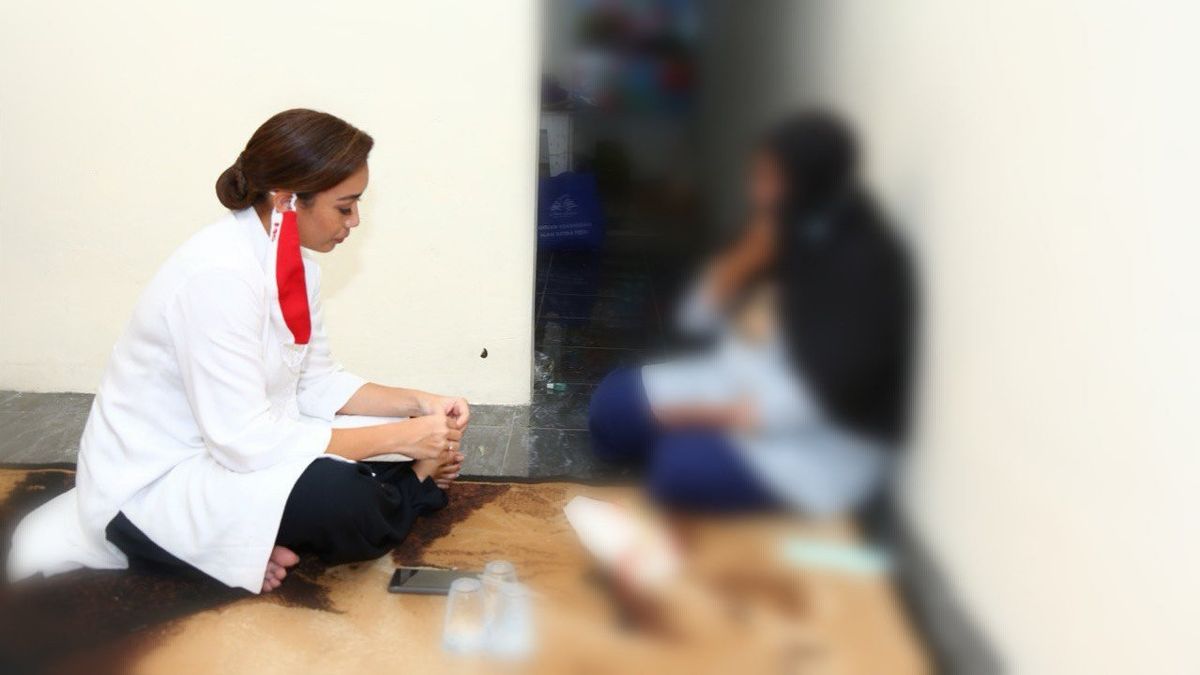 كالا راهايو ساراسواتي تزور ضحايا الاعتداء الجنسي في سيبوتات، تانغسيل