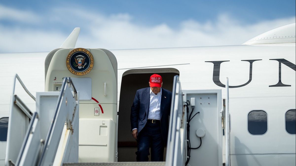 Presiden Trump Peringatkan akan Menghantam Iran Jika Membunuh Demonstran