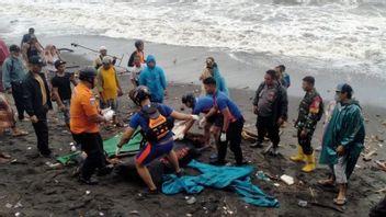 Mayat Pria Tak Dikenal Ditemukan di Pesisir Pantai Gading Mataram
