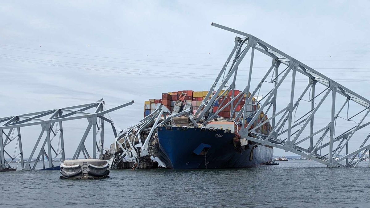 Kapal Kontainer Singapura yang <i>Nyangkut</i> di Reruntuhan Jembatan Baltimore Pasca-menabrak Dievakuasi Hari Ini