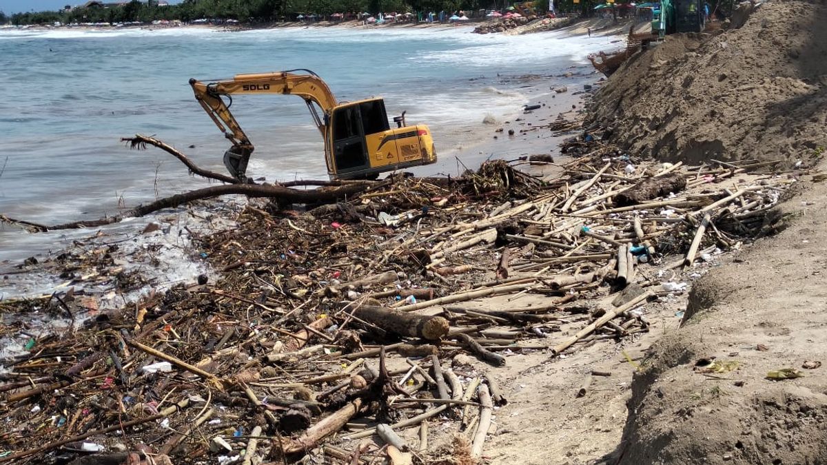 Pantai Kuta Bali Mulai Diserbu Sampah Ranting dan Batang Kayu Pohon