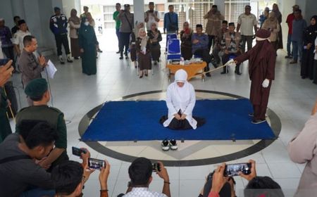 Tertangkap Mesra di Indekos dan Mobil, 2 Pasangan Kekasih di Banda Aceh Dicambuk 17 Kali