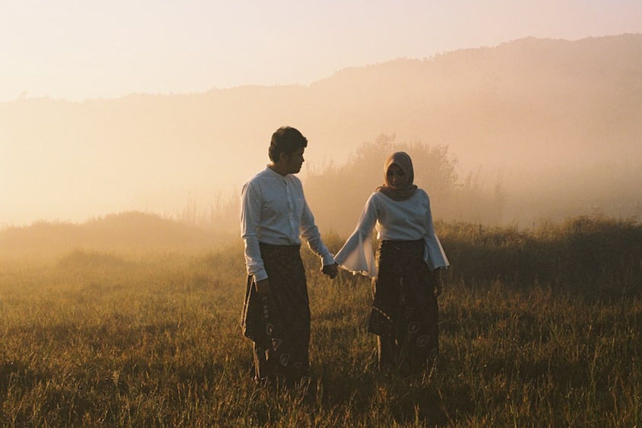 17 Couple Poses You Should Try for a Natural Prewedding Photoshoot