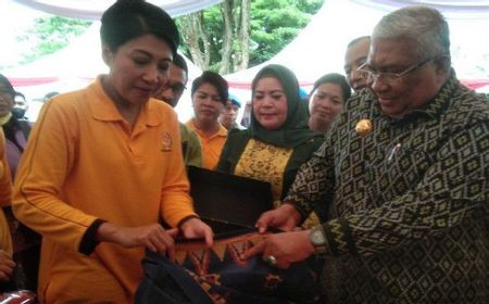 Istri Panglima TNI Andhika Perkasa Senang dengan Motif Kain Tenun Khas Sultra