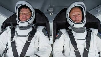 SpaceXが今日宇宙ステーションから2人のNASA宇宙飛行士を家に持ち帰る