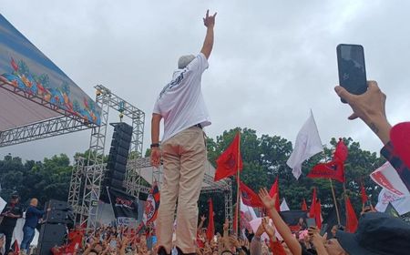 Hujan-hujanan Bareng Pendukungnya di Manado, Ganjar: Terasakan Gelombang Kemenangan