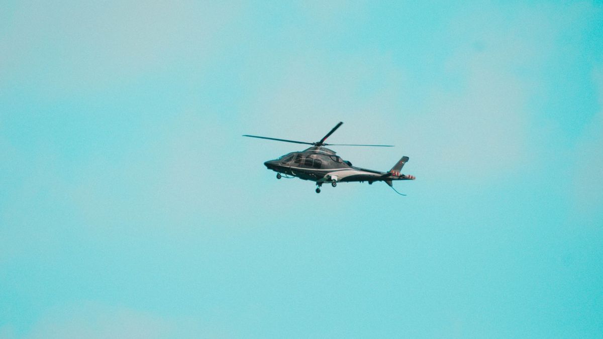 军用直升机紧急降落在柔佛州克鲁昂时,有三人受伤