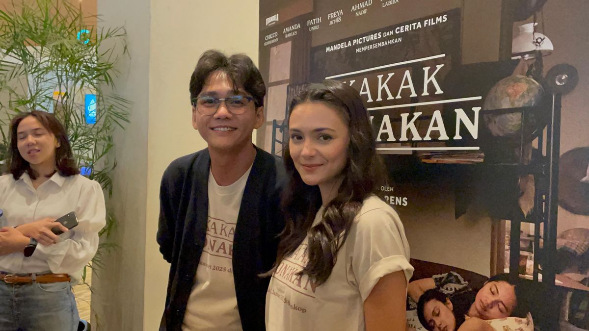 co Kurniawan tient un nouveau-né dans le film 1 frère 7 Ponakan