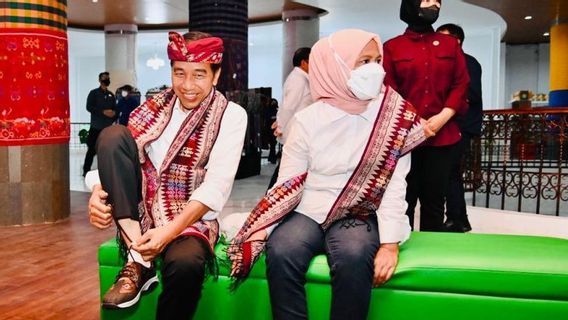 Jokowi Semringah在购买巴厘岛编织运动鞋时在Iliana面前感觉年轻