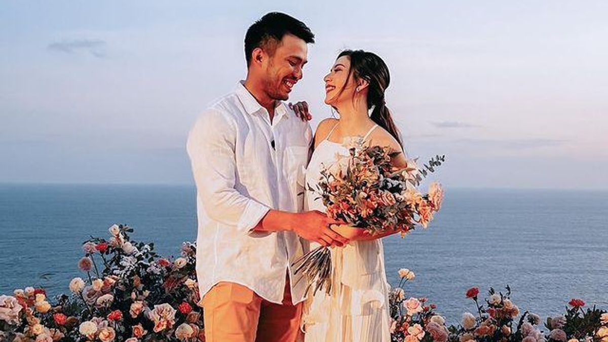 6 Potret Romantis Jessica Mila saat Dilamar Yakup Hasibuan di Tepi Pantai