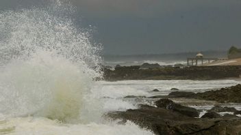 警报！BMKG预测西爪哇南海浪高度高达DIY达到6米