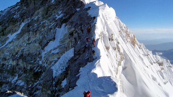 Record! 274 People Climb the South Side of Everest in One Day