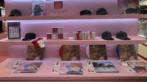 Lebih Dekat dengan Rosé, Penggemar Bangga Miliki Merchandise Orisinal di Rosie Pop-Up Store Jakarta
