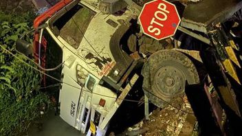 KA Gajayana Tabrak Truk Tronton di Kebumen, Pos Pelintasan Hancur