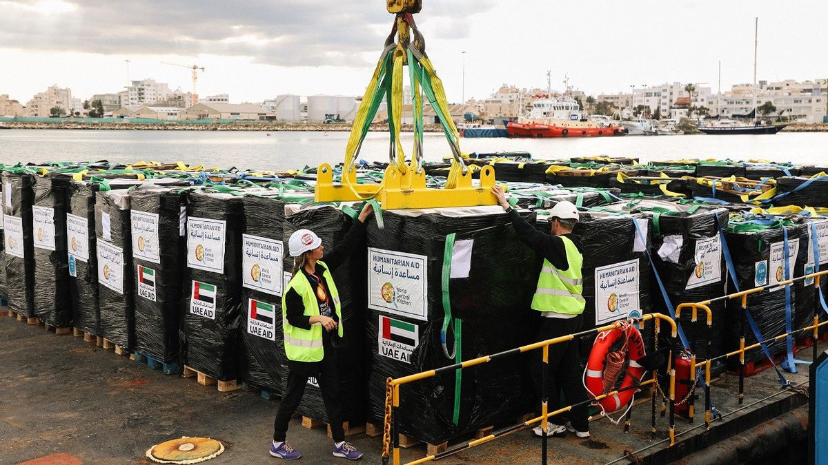 テプンを積み上げてツナ・カレンに300トンの重さのガザへの援助を運ぶ2隻目の船