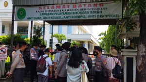 Puluhan Personel Gabungan Jaga Ketat Berjalannya Sidang Munarman di Depan PN Jaktim