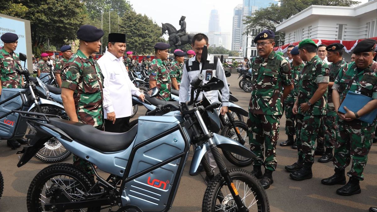 国防部长普拉博沃向印尼国民军/波里移交100台国内产品电子战术装甲