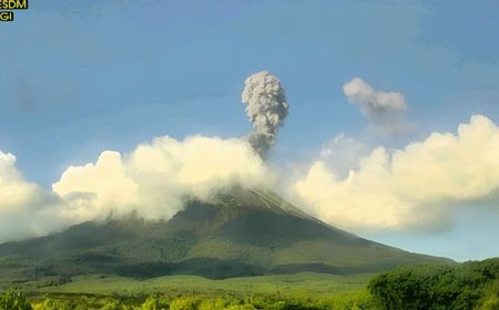 Gunung Ili Lewotolok Erupsi dengan Abu Setinggi Satu Kilometer