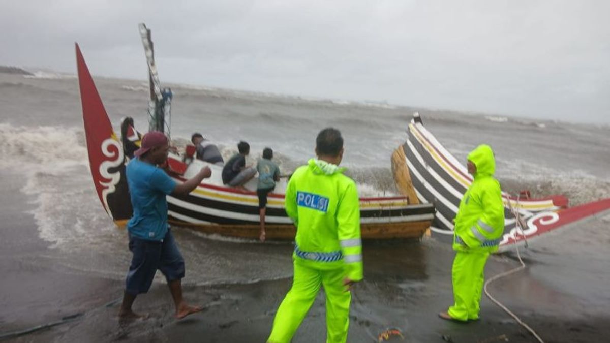 Météo extrême dans les eaux de Situbondo, un navire contenant 3 pêcheurs séparés par 2 impacts frappés par des vagues évacuées