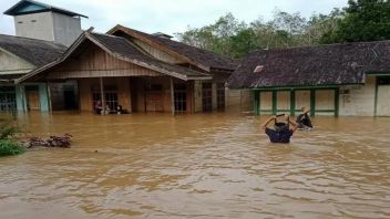 فيضانات شديدة تضرب شرق كوتاوارينغين مرة أخرى، وبعض السكان يبقون في منازلهم